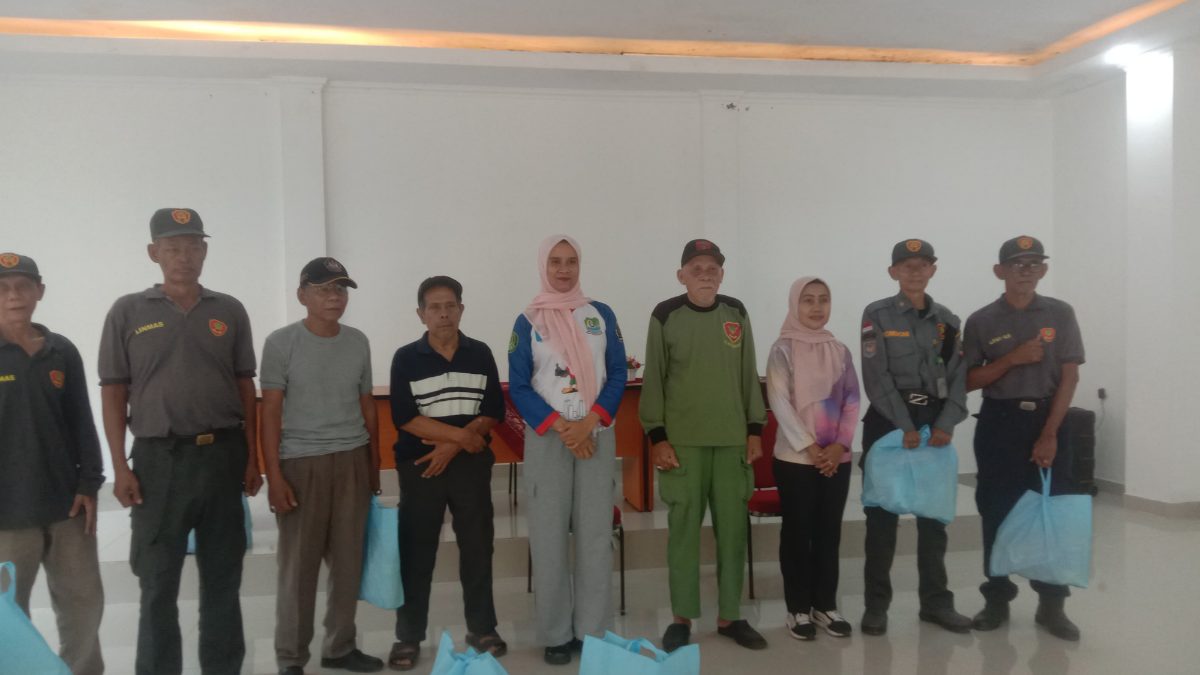 Kelurahan Kalibaru Berikan Bantuan Sembako kepada Satlinmas