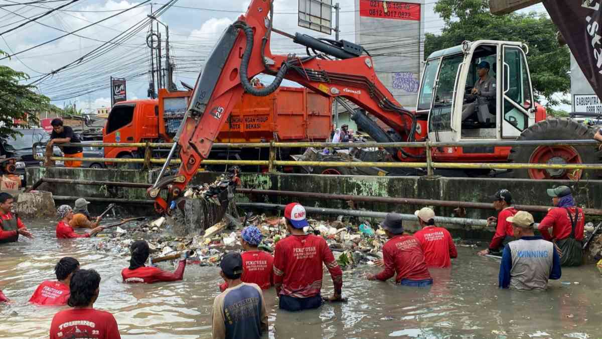 Dua Ekskavator Dikerahkan Atasi Sampah di Kali Teluk Pucung