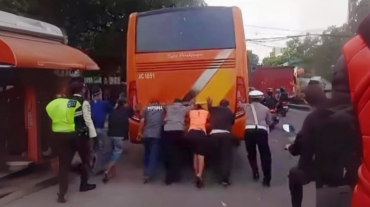 Polisi Sigap Bantu Dorong Bus Mogok di Gerbang Harapan Indah Bekasi