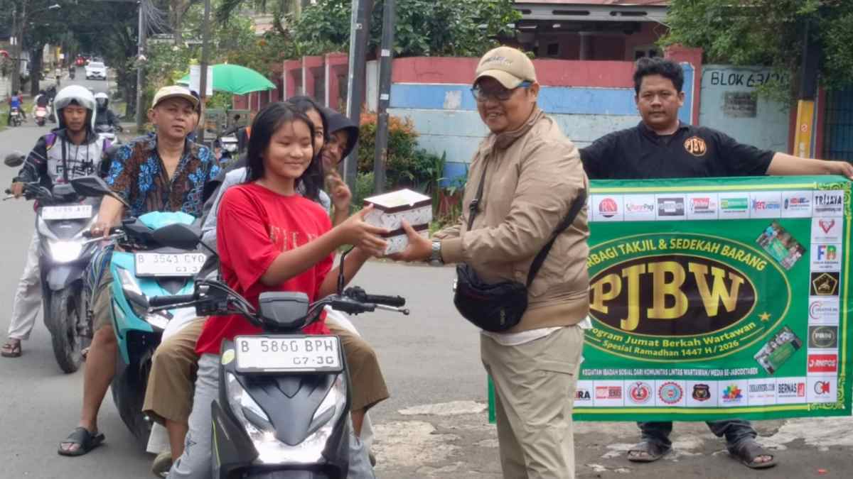 Pekan ke 65, PJBW Bagikan Takjil dan Perlengkapan Ibadah di Tangerang