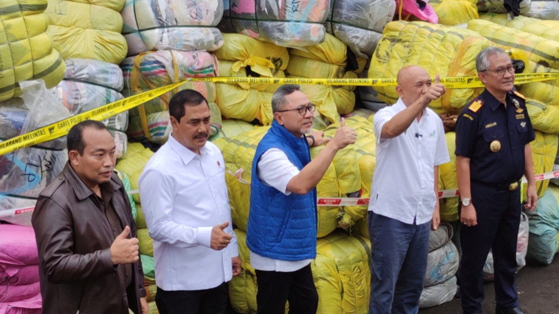 Pemerintah Musnahkan Pakaian Bekas Impor Senilai Rp80 Miliar di Cikarang