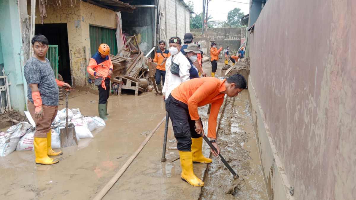 Banjir Surut, Pemkot Bekasi Bersihkan Lumpur dan Salurkan Bantuan