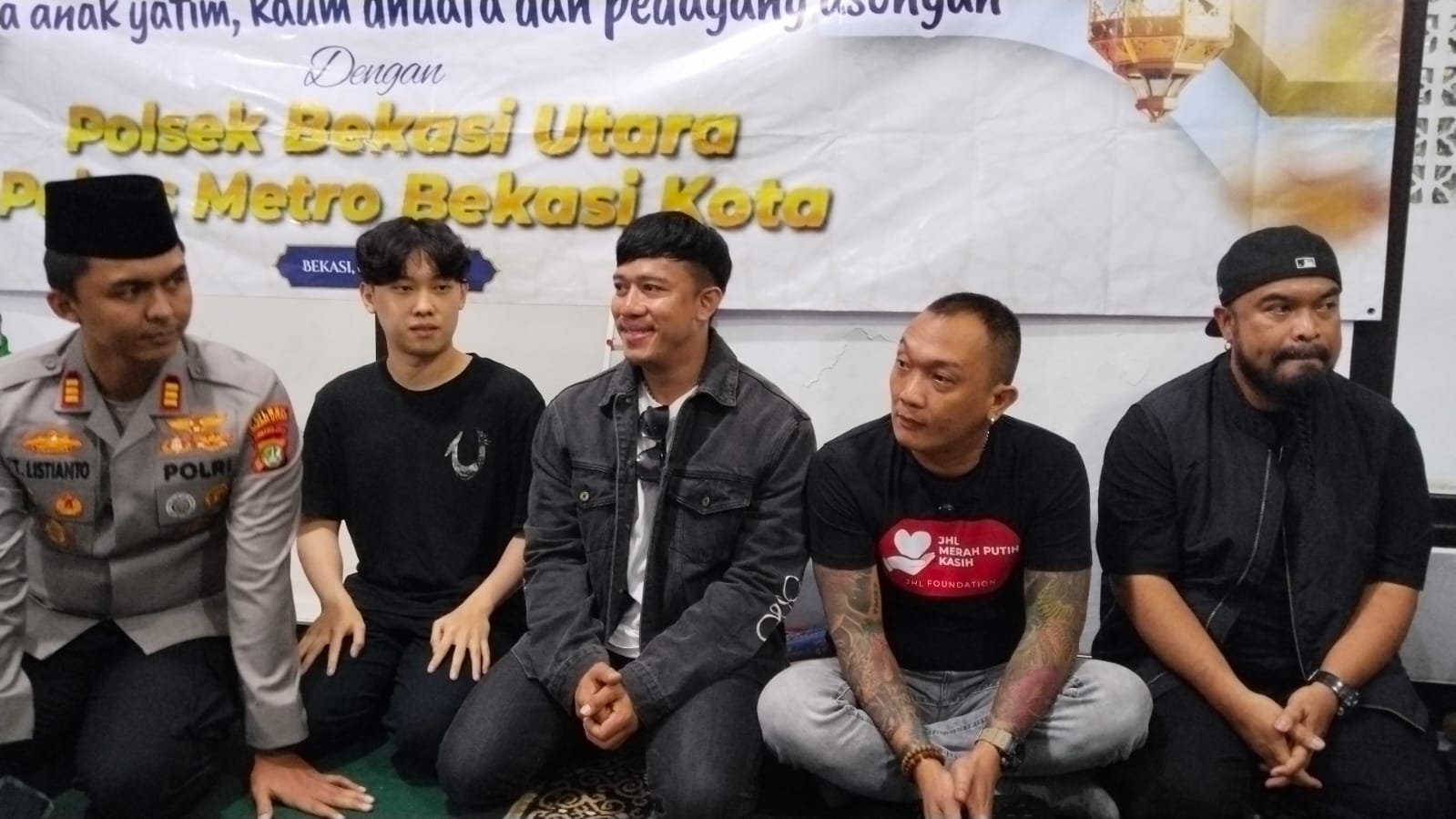 Wakapolres Bekasi Kota Bagikan Sembako di Bekasi Utara