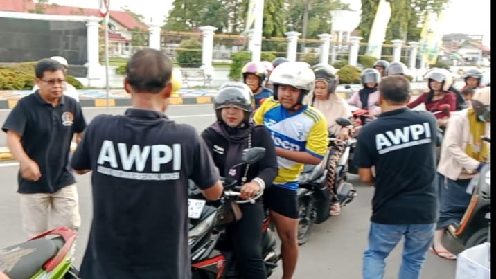 AWPI Barsel Bagikan Takjil dan Paket Sembako kepada Masyarakat