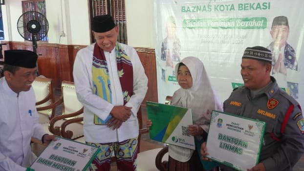‎BAZNAS Bekasi Salurkan Zakat Fitrah untuk Imam Mushola hingga Yatim