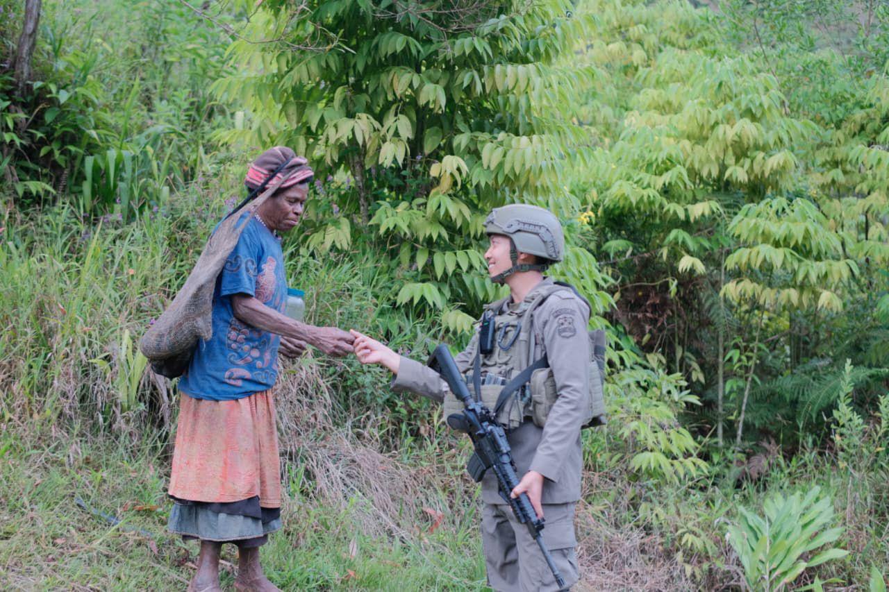 Patroli Humanis Satgas Cartenz Bangun Kepercayaan Warga Kiwirok