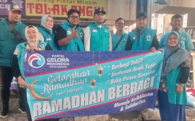 Partai Gelora Bagikan 200 Paket Takjil di Simpang BCP