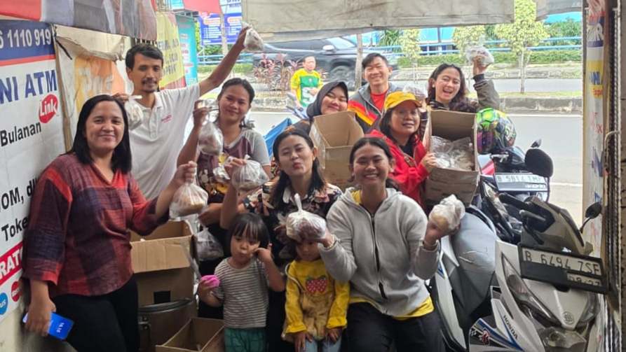 GBI Rahmat Allah Bekasi Bagikan 300 Paket Takjil kepada Pengendara