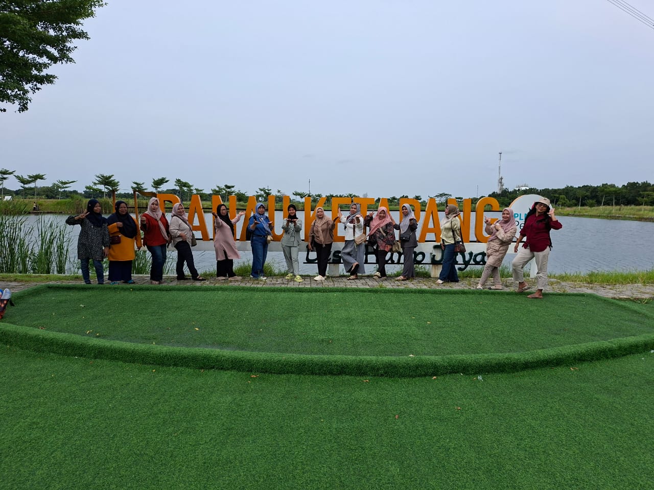 Warga Kp Pulo Kecil Gelar Halal Bihalal di Danau Ketapang Babelan