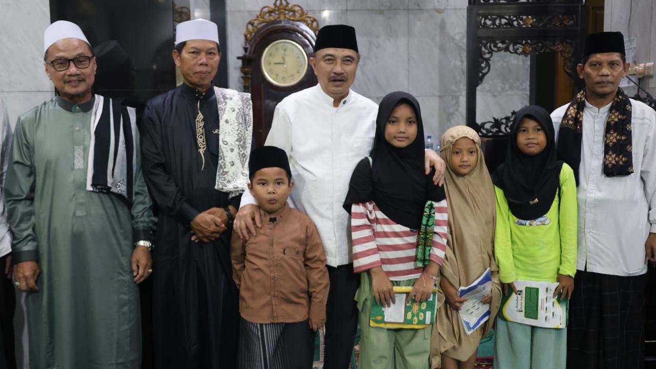 Wawali Bekasi Ajak Warga Makmurkan Masjid saat Tarawih Keliling