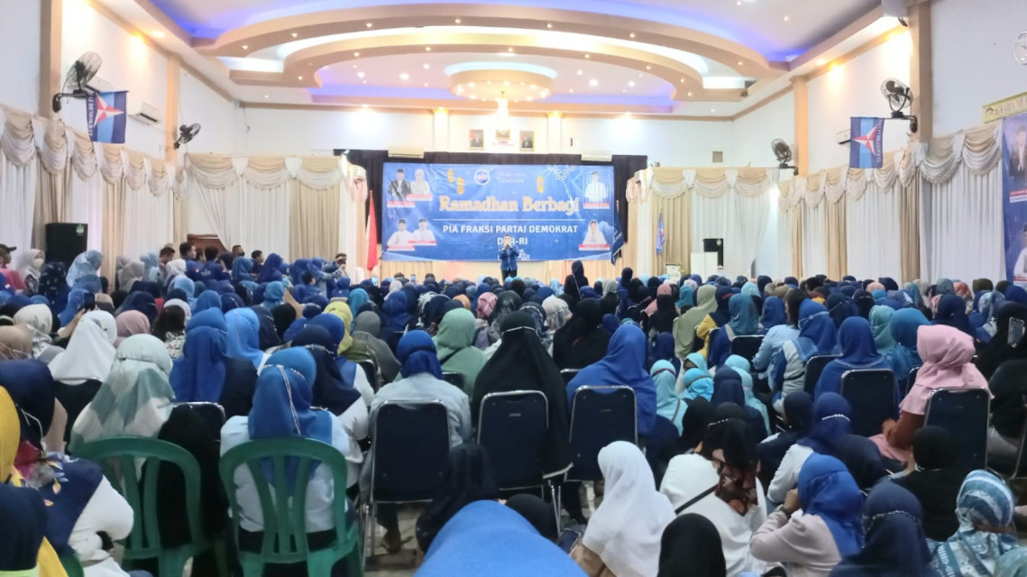 PIA FPD DPR RI Bagikan 500 Sembako Ramadhan di Bekasi