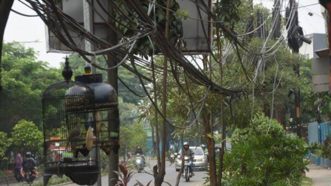 Kabel Semerawut dan Tiang Listrik di Jalan Masih Jadi Keluhan Warga Kota Bekasi