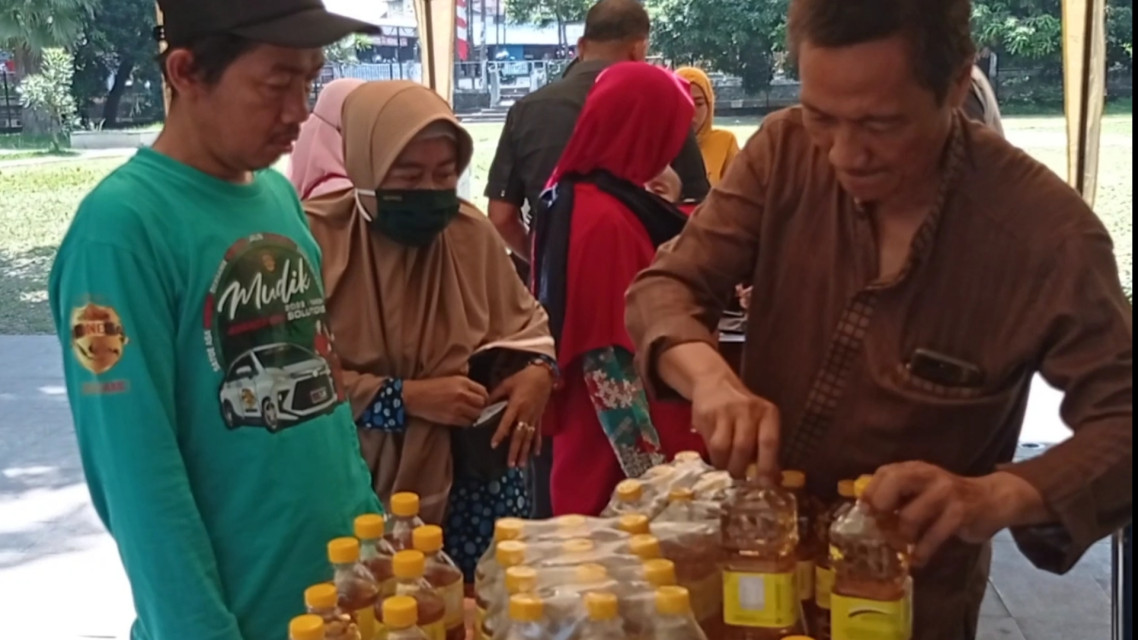 2400 Liter Minyak Goreng Murah Terdistribusi di Bantargebang