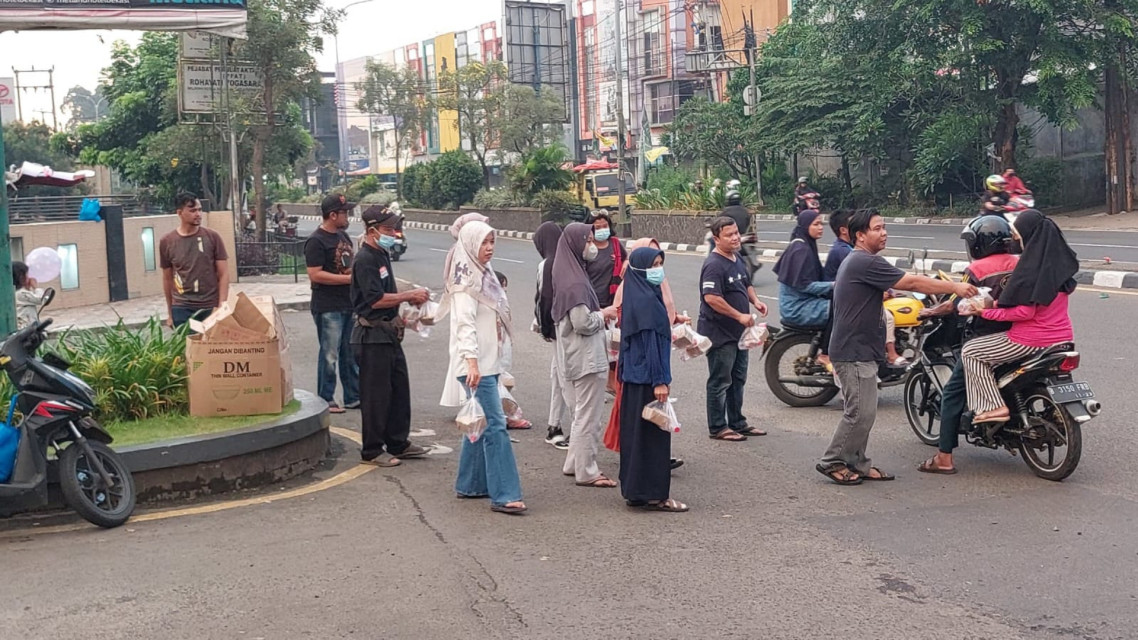 Jalin Kebersamaan, FOKER Berbagi Takjil Untuk Pemudik