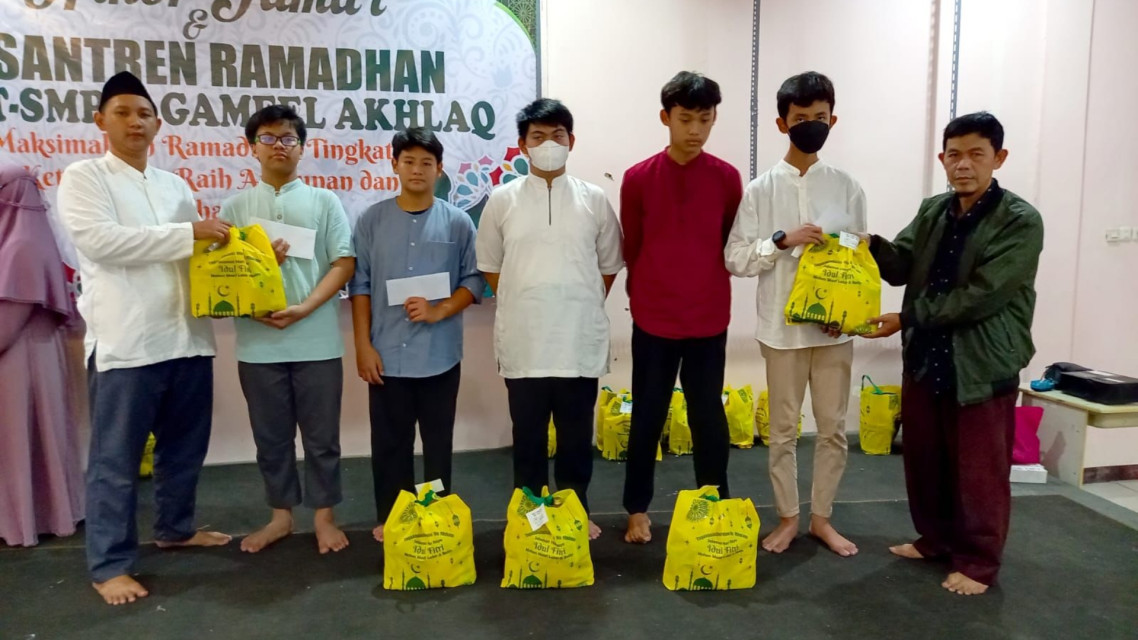 SDIT-SMPIT Gameel Akhlaq Berikan Santunan Untuk Anak Yatim dan Mustahik di Bekasi