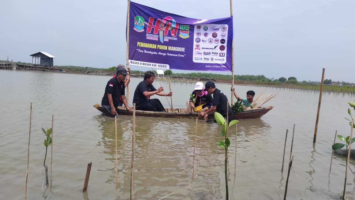 Wartawan Bekasi Raya Melakukan Penanaman Pohon Mangrove