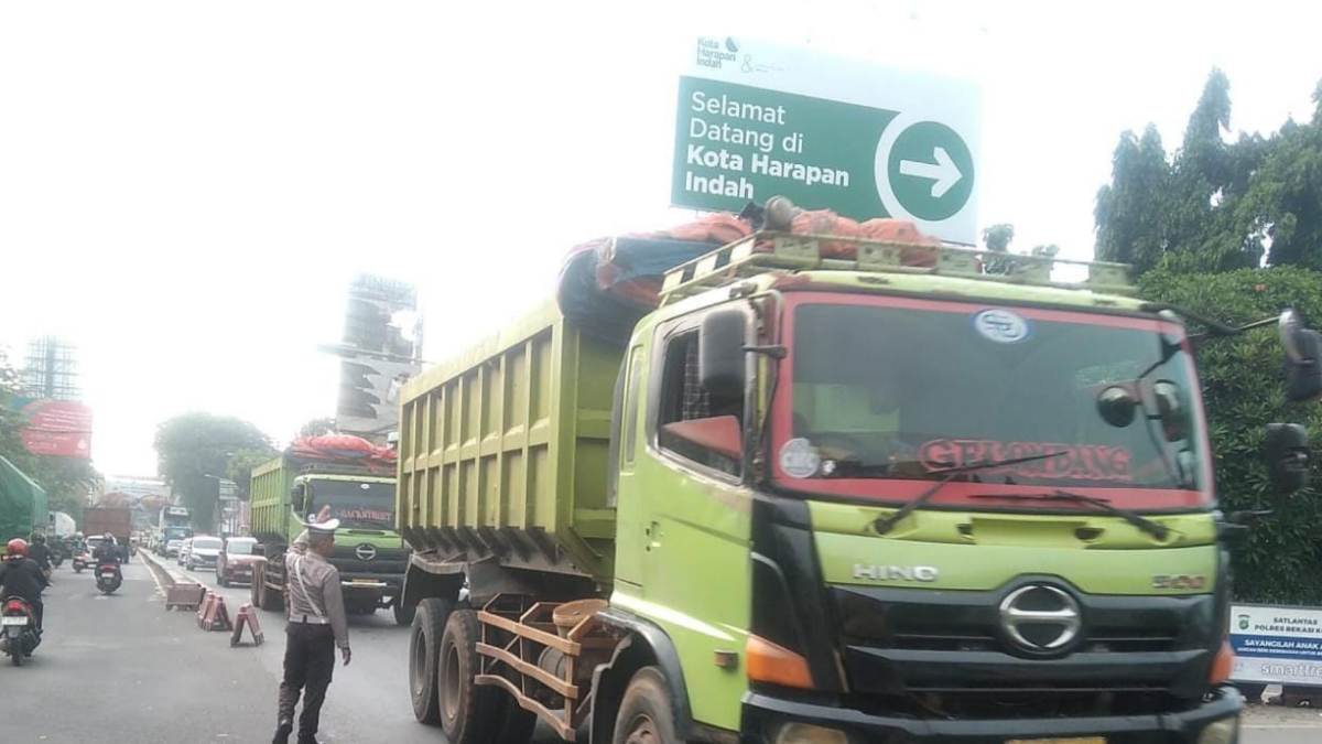 Unit Lantas melakukan pengaturan Arus Lalu Lintas Medan Satria Bekasi