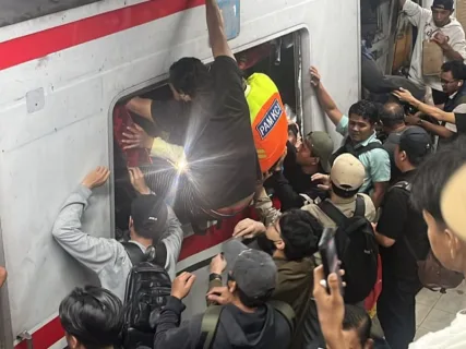 Tabrakan Hebat KRL Commuter Line dan KA Argo Bromo Anggrek di Bekasi Timur, Evakuasi Korban Berlangsung Dramatis