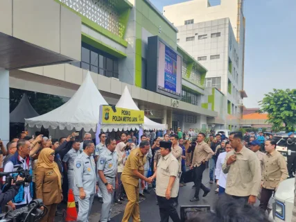 Presiden Prabowo Kunjungi Korban Kecelakaan Kereta di Bekasi Timur