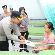 Kapolres Metro Bekasi Kota Jenguk 17 Korban Kebakaran Cimuning, Salurkan Tali Asih dan Dukungan Moril