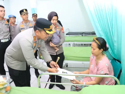 Kapolres Metro Bekasi Kota Jenguk 17 Korban Kebakaran Cimuning, Salurkan Tali Asih dan Dukungan Moril