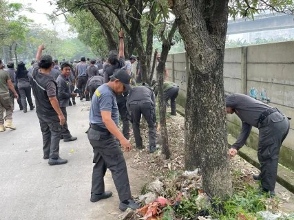 Satpol PP Satlinmas Kota Bekasi Gelar Aksi Gotong Royong K3 Massal di Kawasan Medan Satria
