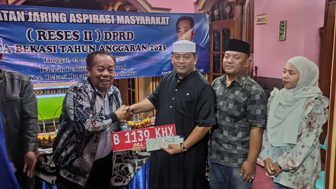 Sambil Serahkan Ambulan Pada Reses, Arwis Siap Realisasikan Pembangunan Infrastruktur