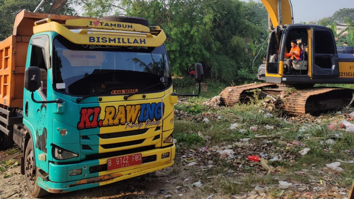 58 Ton Sampah di Bendungan Srengseng Diangkut