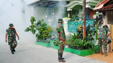 Koramil 03/Telukpucung Bersama Puskesmas Gelar Fogging Cegah DBD