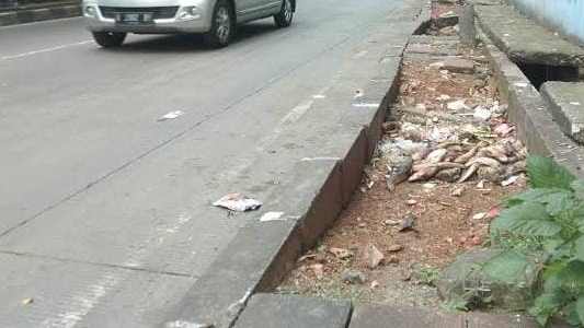 Berlubang, Warga Minta Trotoar Jalan Underpass Bekasi Diperbaiki