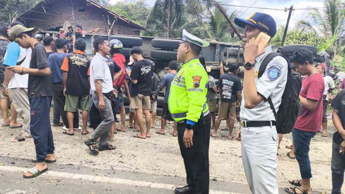 Kecelakaan antara Truk dan Angkutan Pedesaan di Purworejo, Jawa Tengah