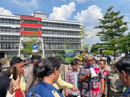 BEM STIES Mitra Karya Gelar Aksi Unjuk Rasa di Kantor Disperkimtan Kota Bekasi