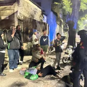 Patroli Gabungan Brimob PMJ dan Perintis Evakuasi Pengemudi Ojol Kelelahan di Jakarta Timur