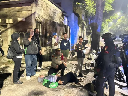 Patroli Gabungan Brimob PMJ dan Perintis Evakuasi Pengemudi Ojol Kelelahan di Jakarta Timur