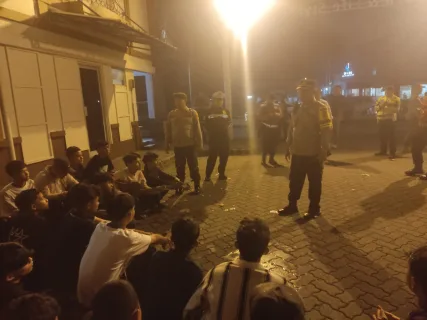 Polres Metro Bekasi Bubarkan Kelompok Remaja dalam Operasi Kejahatan Jalanan di Jababeka