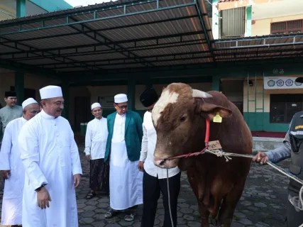 Plh Wali Kota Bekasi Serahkan Bantuan Sapi Kurban Presiden di Jatiasih
