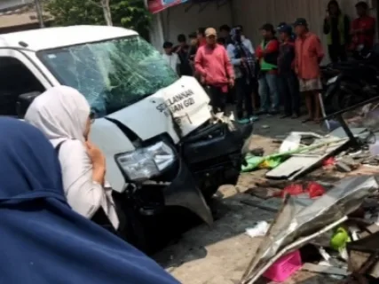 Mobil Operasional SPPG Bekasi Timur Kecelakaan Tunggal, Empat Orang Terluka