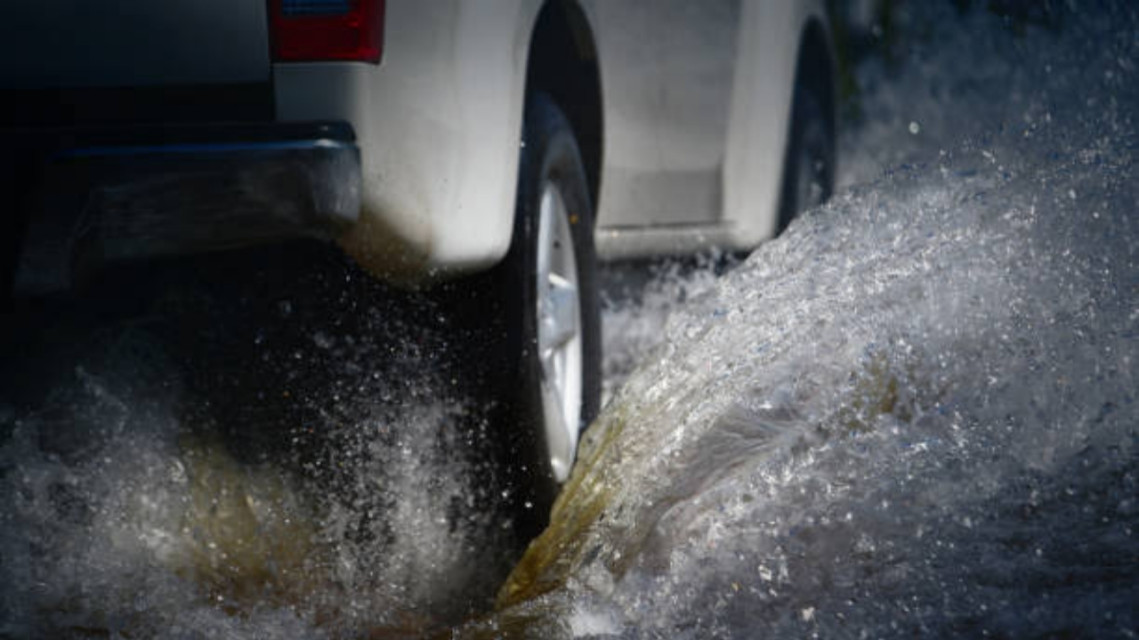 Terobos Genangan Air Saat Hujan Ada Aturannya?