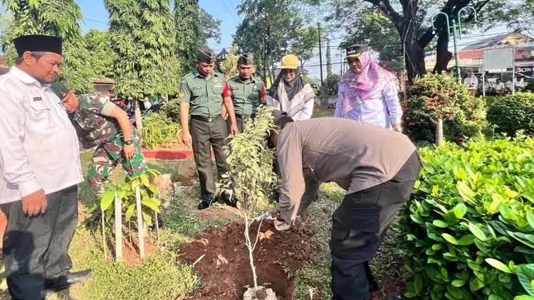 Dapat Bantuan Pohon Dari DLH, Kecamatan Rawalumbu Semakin Hijau