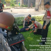 Respons Cepat Patroli Ditpamobvit PMJ Tolong Korban Kecelakaan di Gatot Subroto