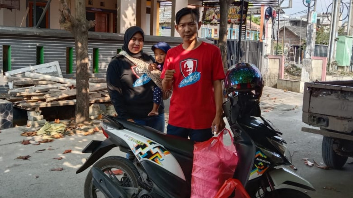 Dengan Sepeda Motor, Ketua Satrel Ganjarist Kota Bekasi Berbagi di Bekasi