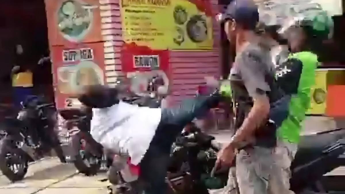 Viral, Diduga Oknum Debt Collector Tendang Driver Ojol di Bekasi