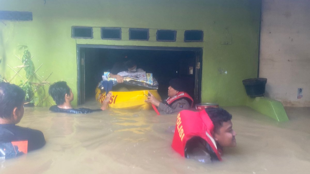 Dit Samapta Polda Metro Jaya Laksanakan Patroli dan Evakuasi Warga