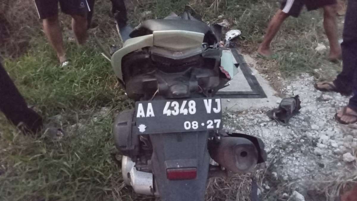 Motor Tabrak Truk, Pengendara Pingsan Di Kalimalang