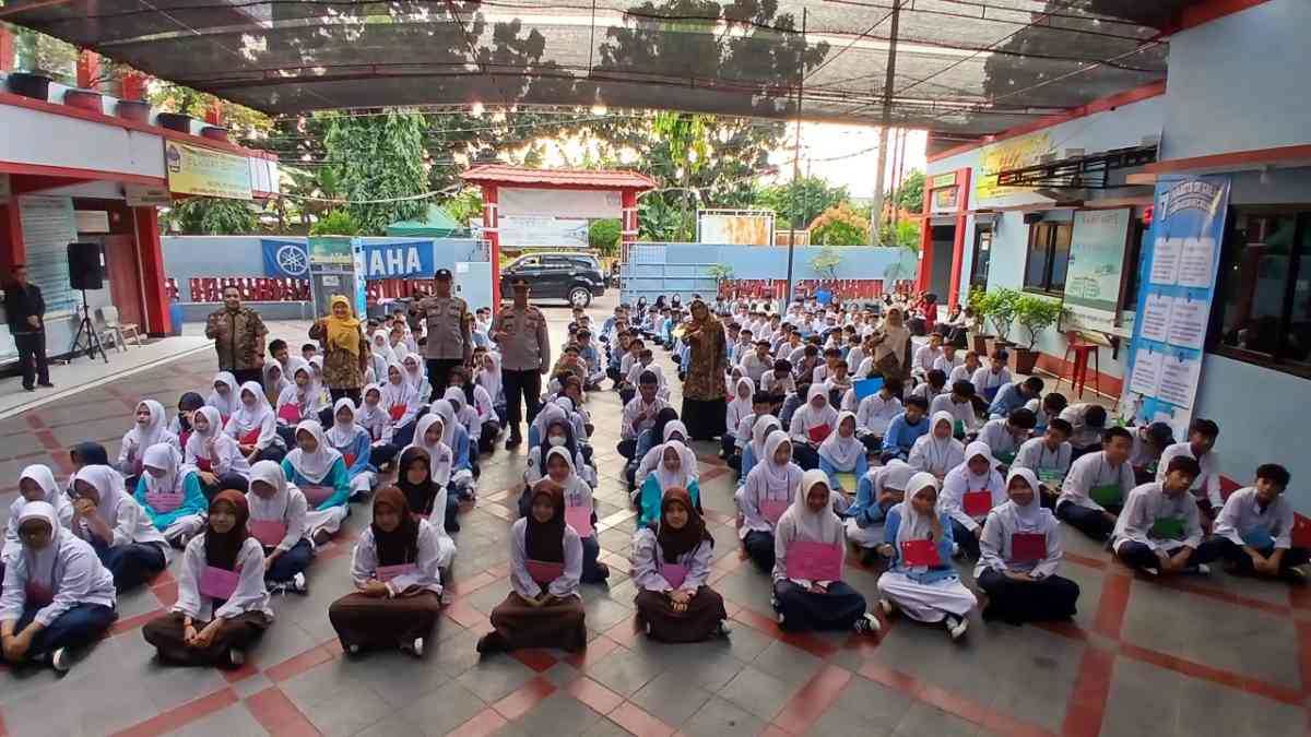 Police Go To School, Kapolsek Bekasi Barat Berikan Pembinaan