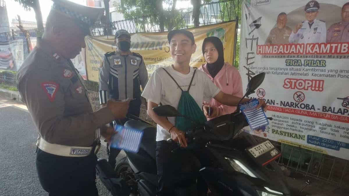 EDUKASI LALU LINTAS DI BUNDARAN JORR JATIWARNA, Jl. RAYA HANKAM