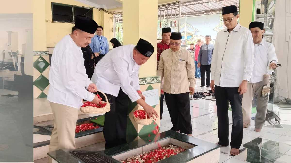 Tri-Harris Kunjungi Makam K.H. Noer Ali Jelang Pendaftaran