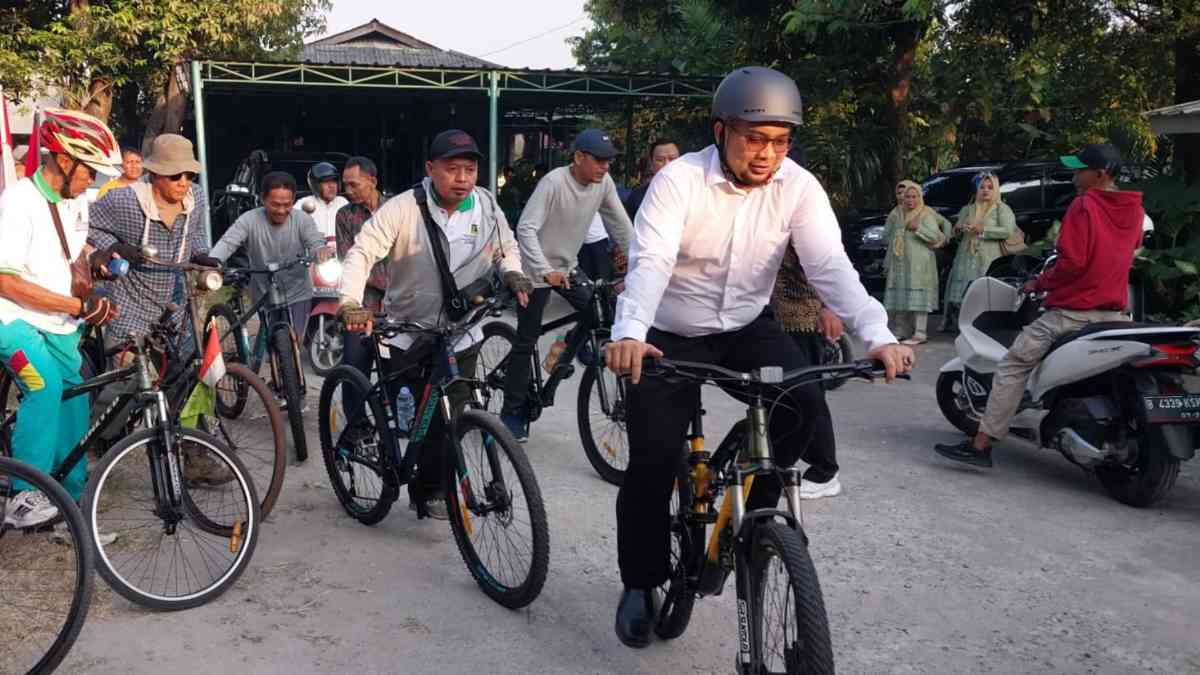 Nawal Husni Bersepeda Menuju Pelantikan DPRD KotaBekasi