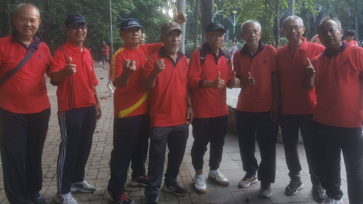 Pensiunan BUMN dan warga Senam Bareng di Taman Kota Bekasi