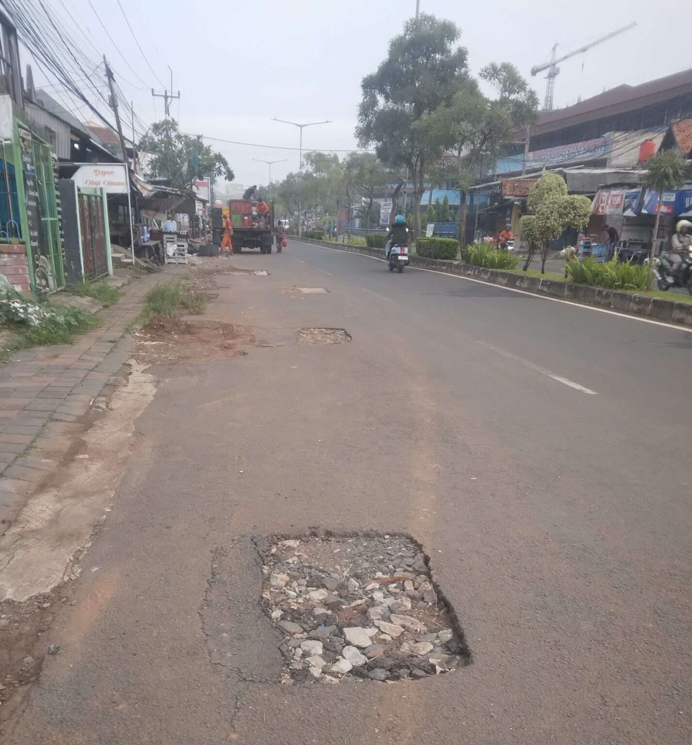 Lubang di Jalan M. Hasibuan Bekasi Resahkan Warga